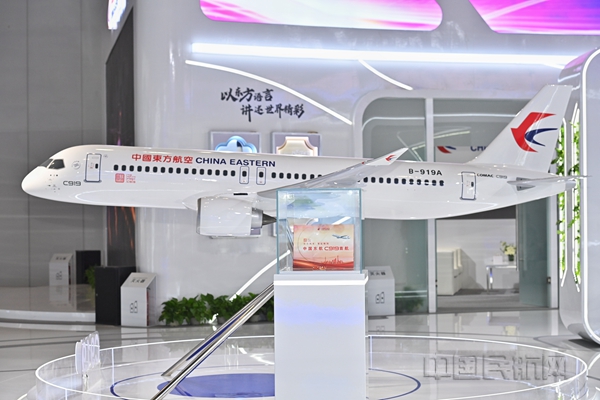 东航主展位的C919机模