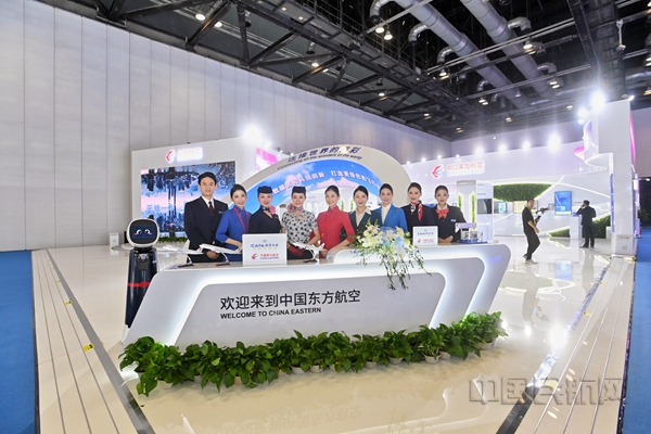 东航空乘展示历代乘务制服