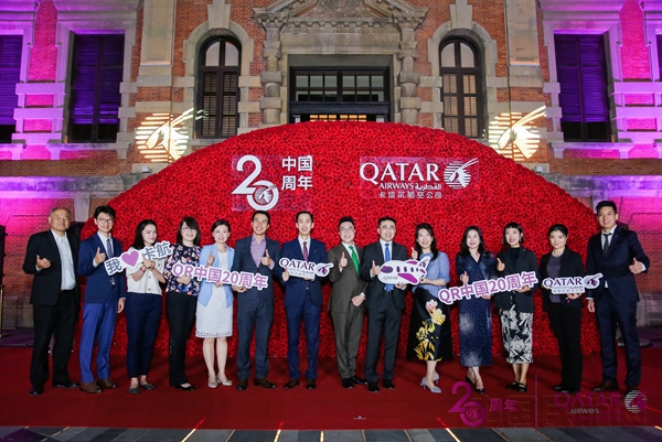 与会者在活动现场合影留念-卡塔尔航空供图2