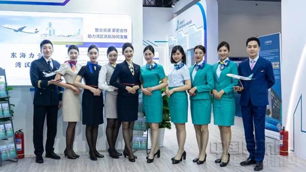 nEO_IMG_2东海航空乘务员与大湾区航空乘务员组成的“湾区之心”组合。
