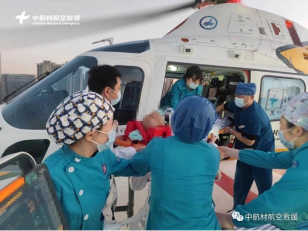 生死时速 中航材航空救援医疗直升机跨越350公里飞往湖南武冈 将68岁重度肺炎患者安全转至湖南省人民医院50813