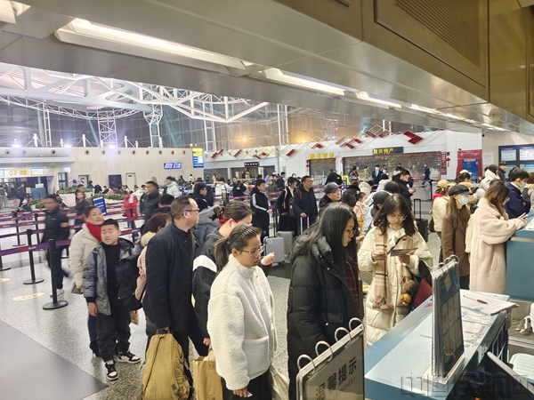图:重庆江北国际机场T2航站楼排队旅客。2