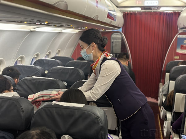图:西部航空乘务员正在为旅客服务。1