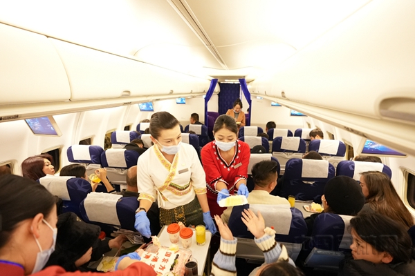 Neo 东航空乘身着民族服饰服务首航旅客-东航供图05