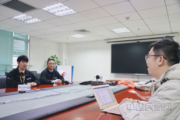 Neo 本报记者钱擘采访C919春运航班机务保障人员王海荣(左二)和傅超强(左一)-胡夕姮摄.JPG03