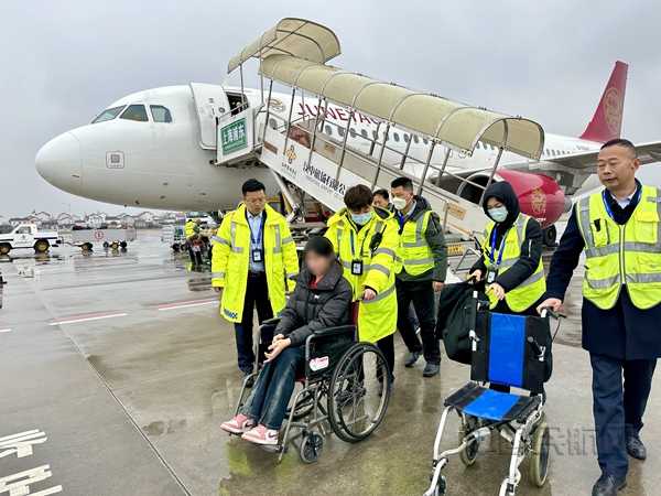 Neo 图为航班抵达汉中后,吉祥航空与当地机场工作人员协同配合安全陪同旅客下机12
