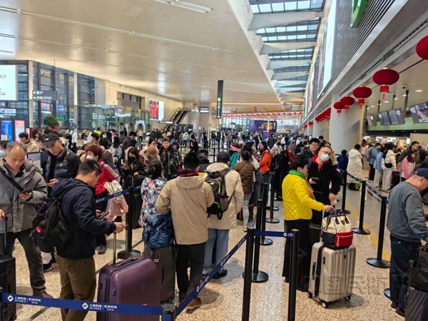 Neo 2月7日,节前出港客流达到高峰。当天南航在上海虹桥、浦东两场共保障出港旅客1.5万人次。喻斐 摄00