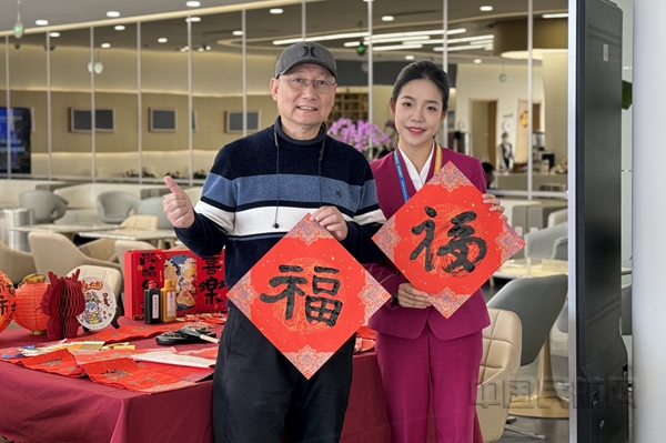 Neo 春节期间,上海浦东机场南航明珠休息室开展写福送福活动,与旅客一同纳福迎春,喜迎新年。朱慧摄01