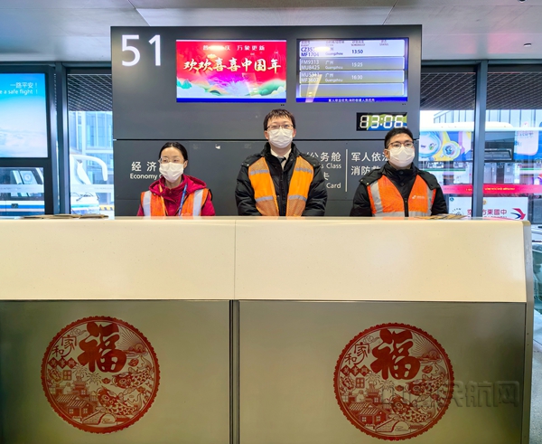 Neo 春运期间,南航上海分公司努力打造“五心级”服务,为旅客提供亲和精细的服务和安全舒适的乘机体验。柴媛 摄02