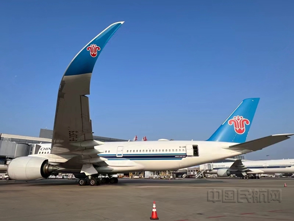 Neo 上海虹桥机场,一架南航A330飞机停靠在候机楼。陆梓浩 摄03