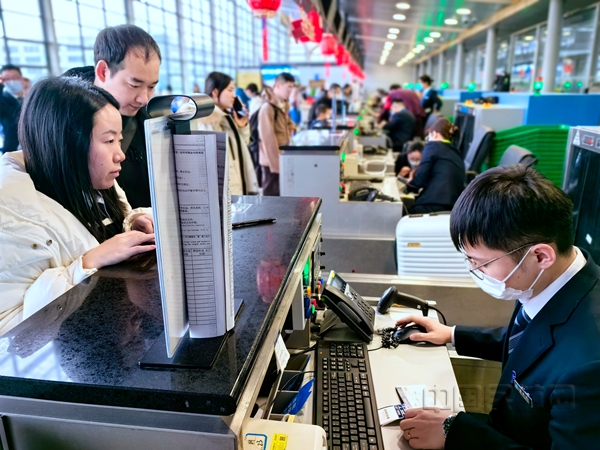 Neo 上海浦东机场,南航工作人员正在为旅客办理值机手续。柴媛 摄05