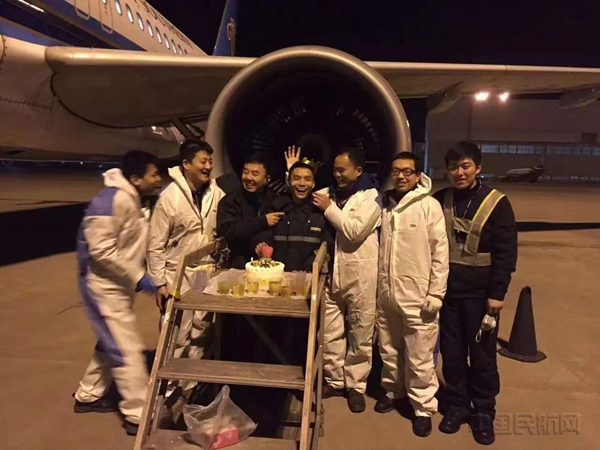 往年同事们在机坪为卢伟庆生11