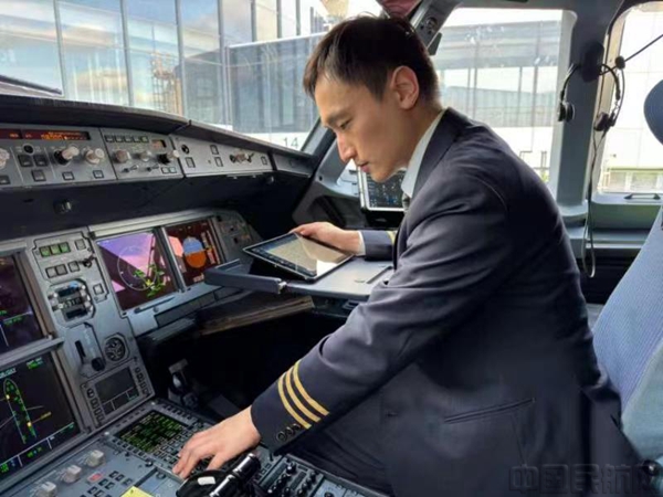 南航飞行员叶项斌在A321飞机驾驶舱做起飞前检查。白佳鑫 摄