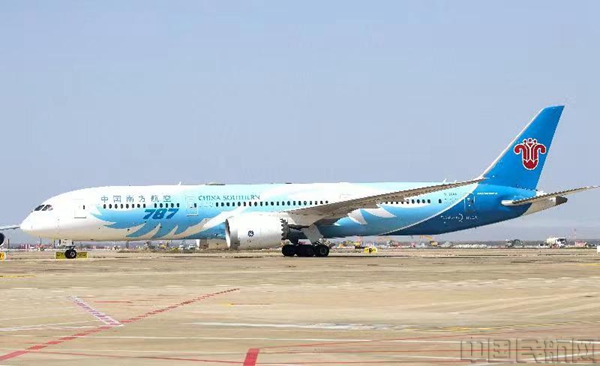 一架南航B787在上海浦东机场滑行。方萧宇 摄