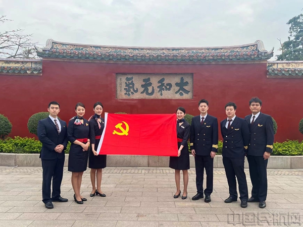 空勤党员在揭阳学宫开展活动-一二三航空供图1