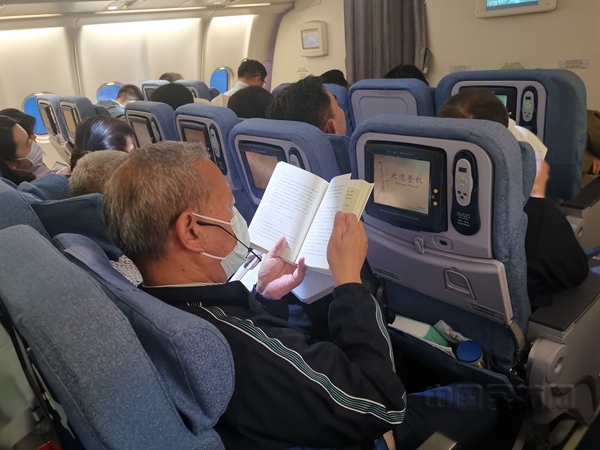 Neo 旅客在机舱内开启阅读时光2
