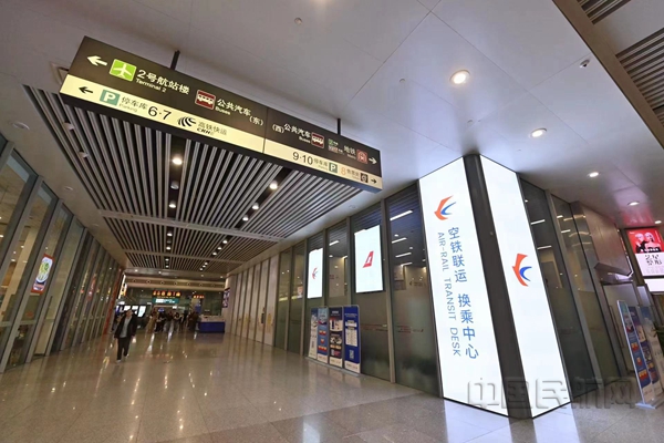 Neo 换乘服务中心位于虹桥站到达层2号南北出站口-税宁摄08
