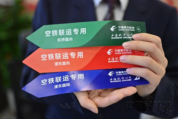 Neo 换乘服务中心为不同类型托运行李准备的三色标签-税宁摄07
