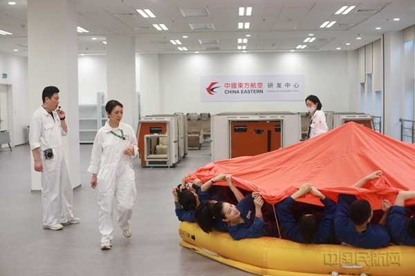参训学员了解C919救生设备操作知识-林文乾摄10