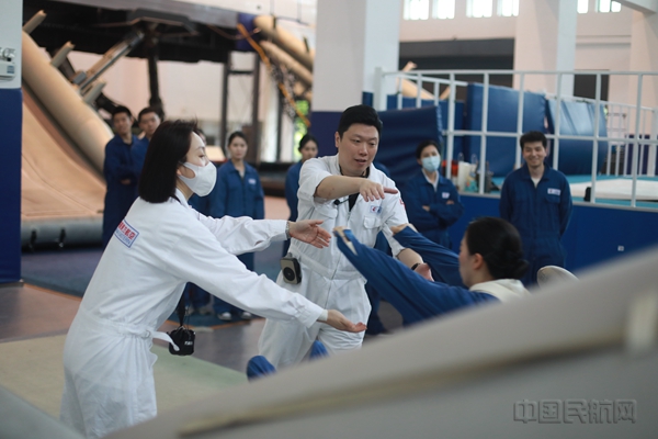 参训学员了解C919逃生滑梯使用-林文乾摄11