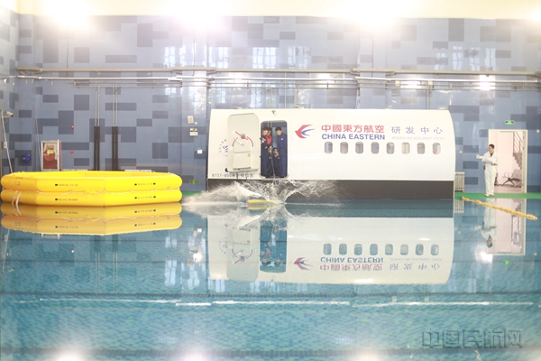 参训学员学习C919救生筏知识-林文乾摄12