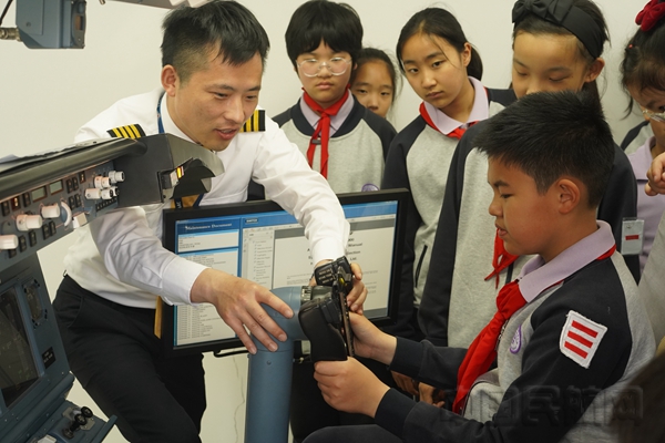 孩子们体验模拟飞机-金鹏航空供图2