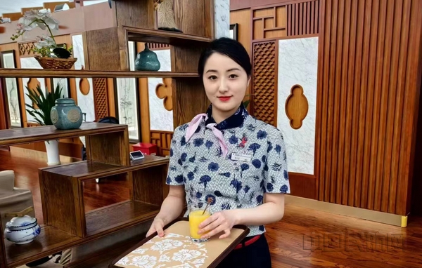 nEO_IMG_东航江苏公司鼓励旅客使用非一次性餐具-东航江苏公司供图