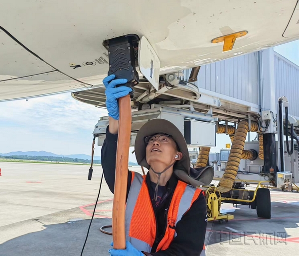 nEO_IMG_充分利用桥载电源减少燃油消耗-东航江苏公司供图