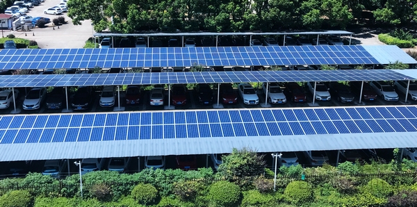 nEO_IMG_光伏车棚减少碳排放量-东航江苏公司供图