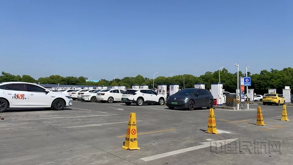 nEO_IMG_合作共建新能源车充电站-东航江苏公司供图
