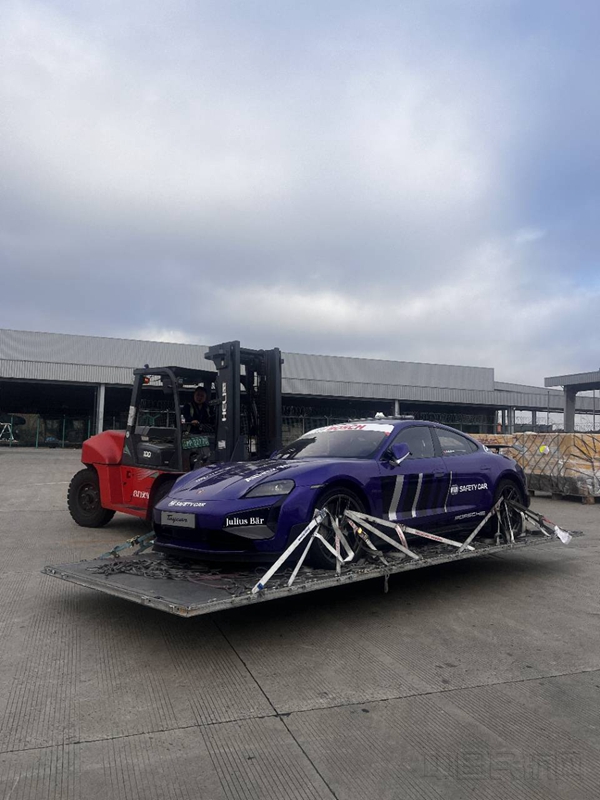 东航物流保障运抵上海的电动赛车-东航供图1