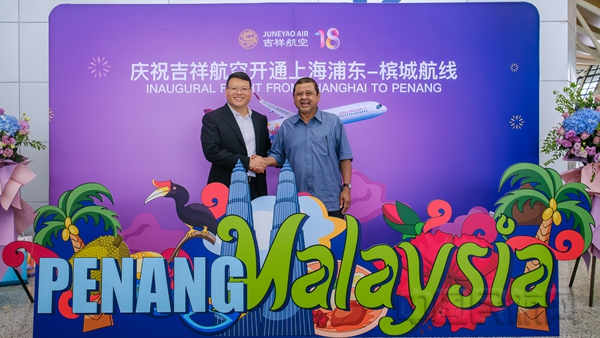 图为马来西亚旅游局局长与吉祥航空副总裁夏海兵在首航仪式现场合影2