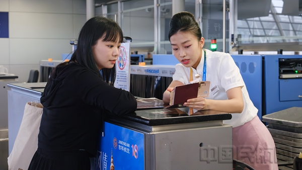 图为首航航班旅客办理值机手续3