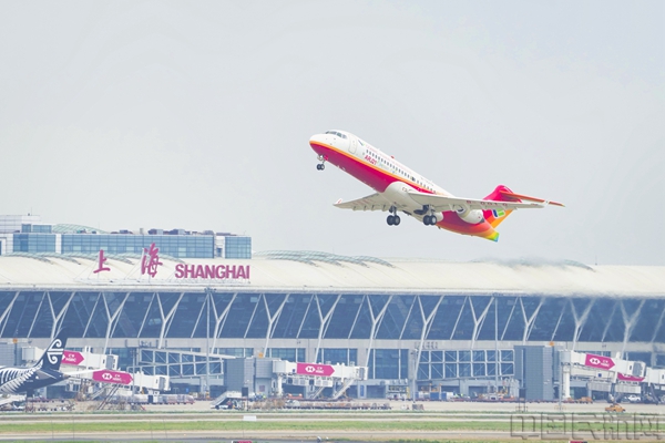 ARJ21加注SAF后从浦东机场起飞-商飞供图
