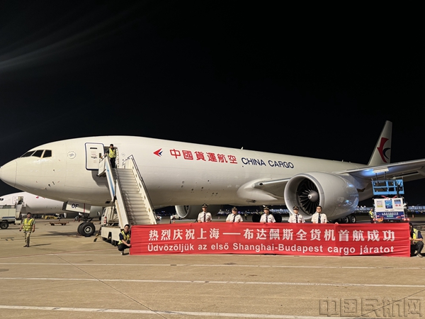 航班准备从浦东出发-东航物流供图2