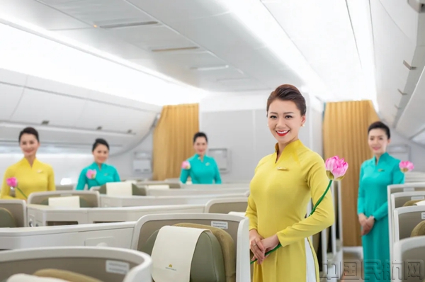 越南航空波音787客机的空乘团队和商务舱-越南航空供图1