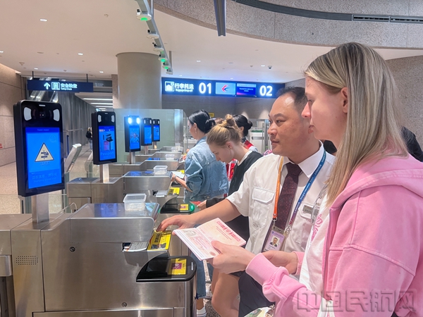 王吉服务暑运旅客-东航地服部供图13