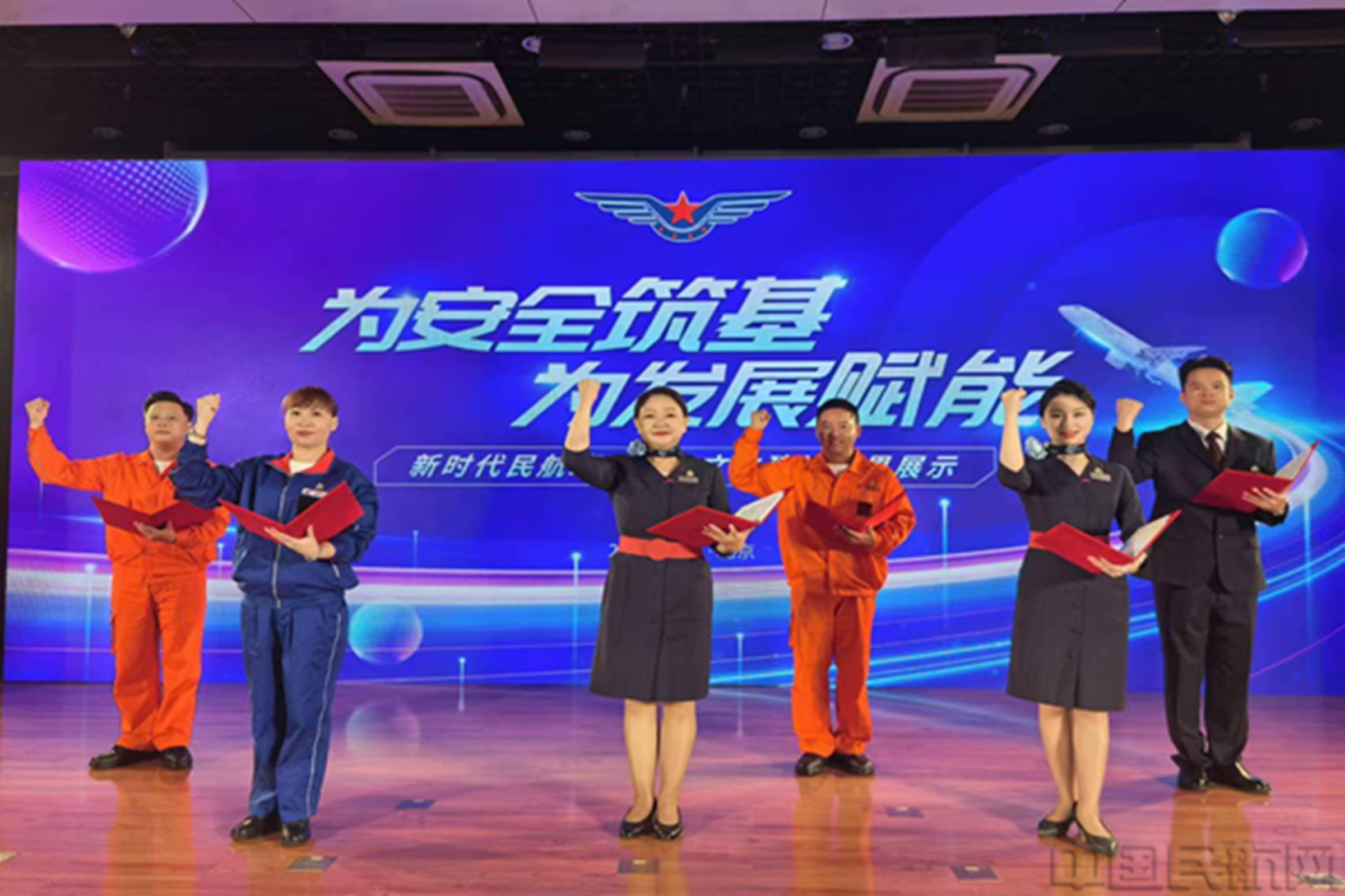 班组长们进行展示-东航地服部供图