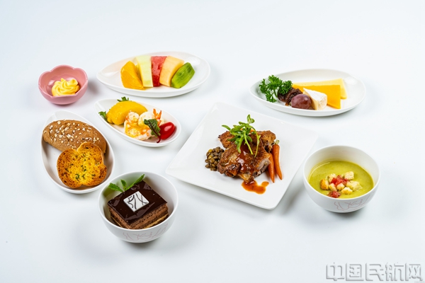 图为吉祥航空与知名酒店合作伙伴联合推出公务舱餐食升级