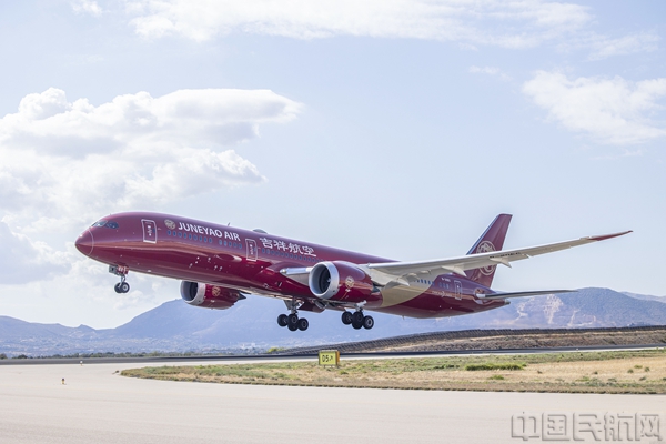 图为吉祥航空787梦想客机由雅典机场起飞