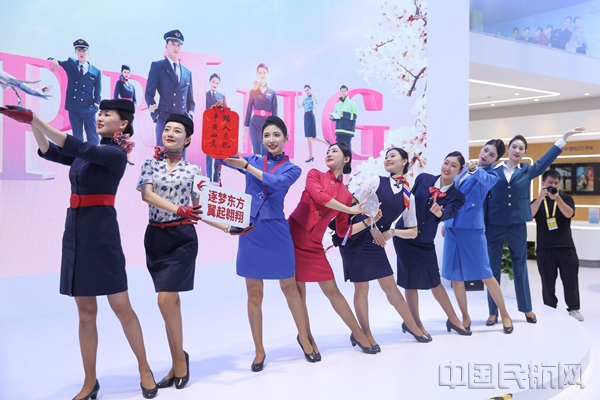 8名东航空乘同框展示五代制服-东航供图11