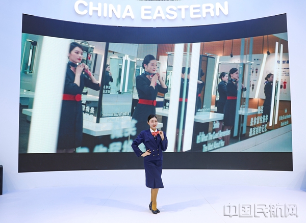 90年代,东航制服的“铜鼓袖”套装融入东方设计元素-东航供图13