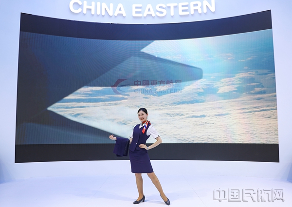 2000年,东航空乘制服的一身“紫气东来”-东航供图14
