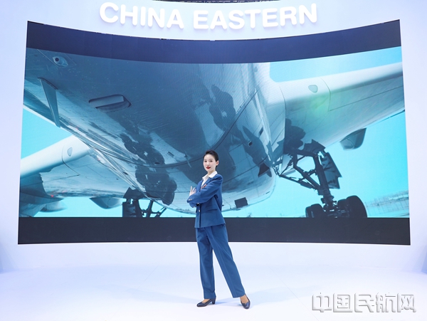 东航第一代深蓝色制服具有军装范儿-东航供图10