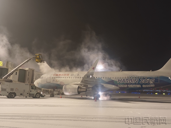 兰州机场初雪之后,东航工作人员为飞抵当地的“亚冬号”彩绘机除冰雪-东航供图13