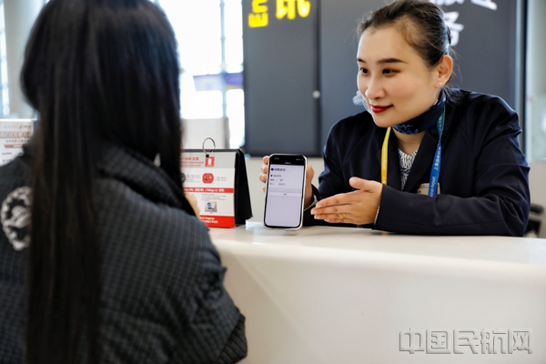东航地服人员为旅客开展登机口改签服务-东航供图10