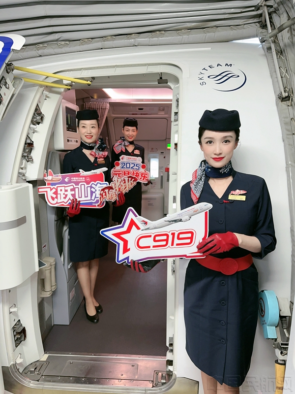 东航乘务组迎接乘坐首个C919沪港定期航班的旅客-东航供图2