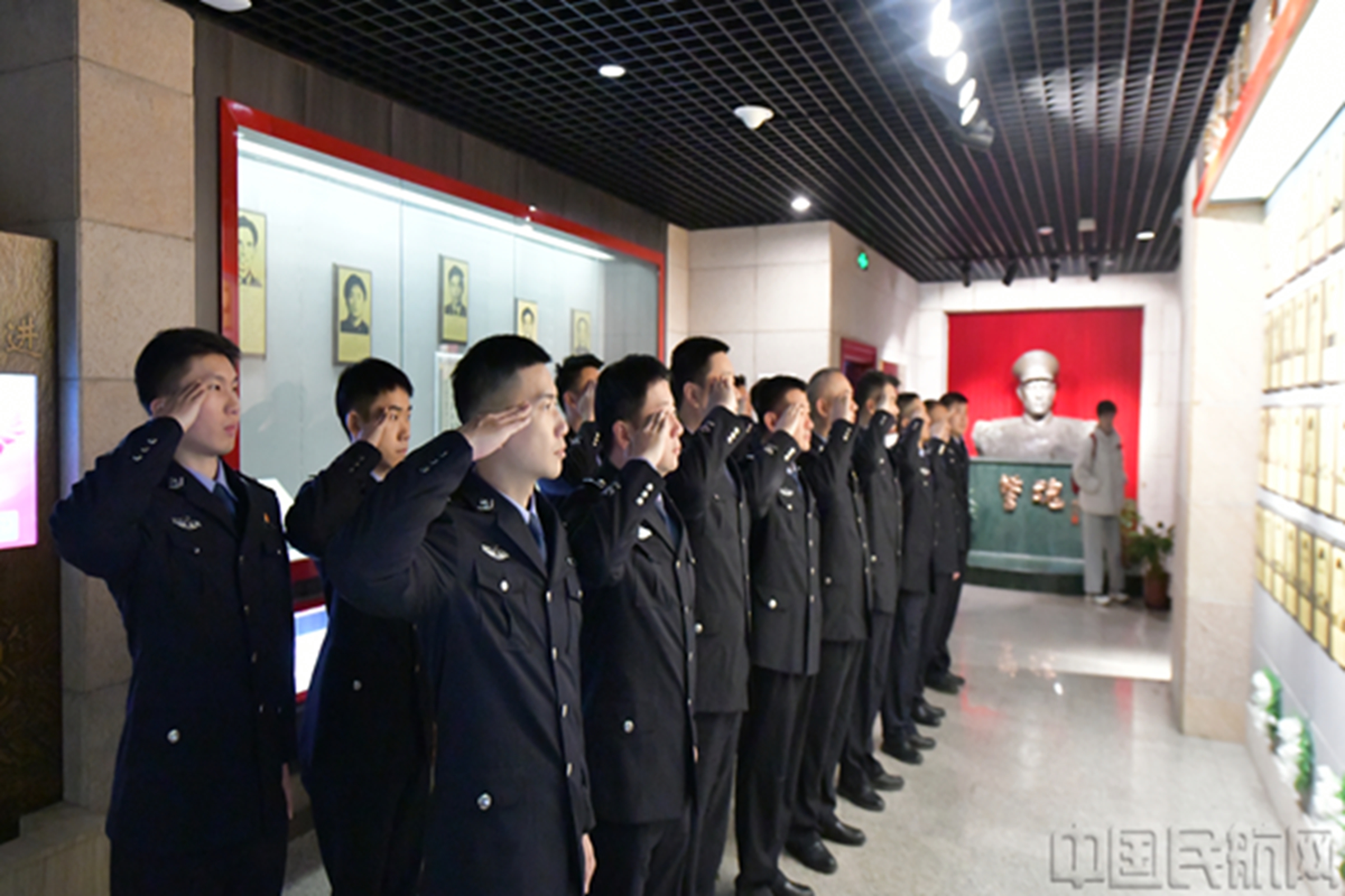 支队民警向公安英烈致敬-空警二支队供图