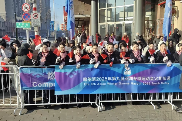 服务亚冬会的东航凌燕志愿者为火炬手加油-东航供图2