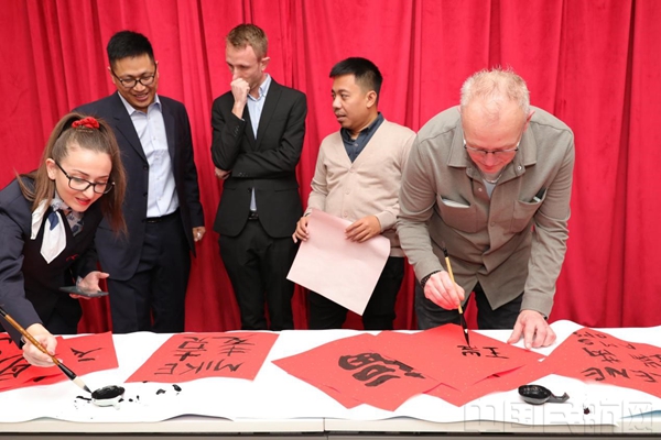 东航境外员工们学习中国毛笔字-东航供图1